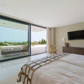 Frontline golf villa with uninterrupted views in the heart of Nueva Andalucía, Marbella Picture 31
