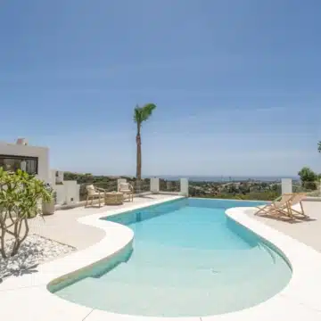 Mediterranean villa in the prestigious enclave of Las Lomas de Nueva Andalucía Picture 0