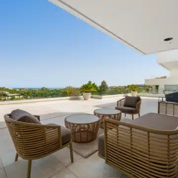 Frontline golf villa with uninterrupted views in the heart of Nueva Andalucía, Marbella Picture 9