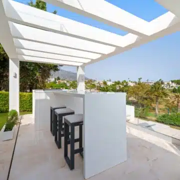 Frontline golf villa with uninterrupted views in the heart of Nueva Andalucía, Marbella Picture 36