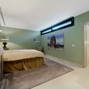 Frontline golf villa with uninterrupted views in the heart of Nueva Andalucía, Marbella Picture 37