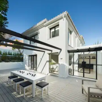 Modern frontline golf villa with uninterrupted golf course and mountain views in Aloha, Nueva Andalucia Picture 4