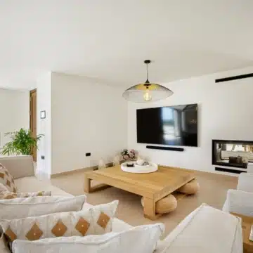 Mediterranean villa in the prestigious enclave of Las Lomas de Nueva Andalucía Picture 3