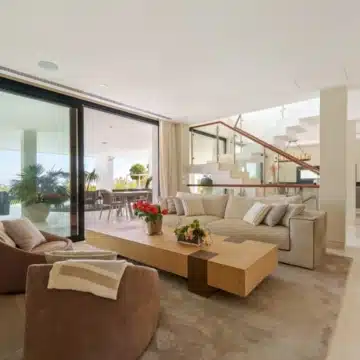 Frontline golf villa with uninterrupted views in the heart of Nueva Andalucía, Marbella Picture 3