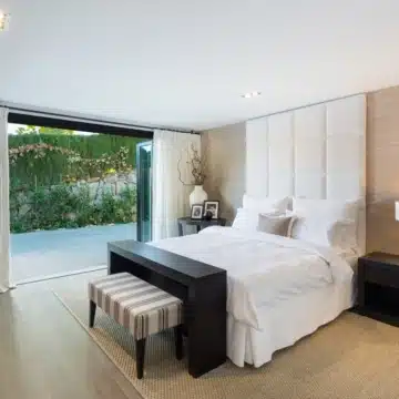 Modern frontline golf villa with uninterrupted golf course and mountain views in Aloha, Nueva Andalucia Picture 2