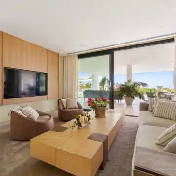 Frontline golf villa with uninterrupted views in the heart of Nueva Andalucía, Marbella Picture 1