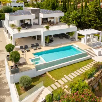 Frontline golf villa with uninterrupted views in the heart of Nueva Andalucía, Marbella Picture 51