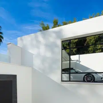 Modern frontline golf villa with uninterrupted golf course and mountain views in Aloha, Nueva Andalucia Picture 18