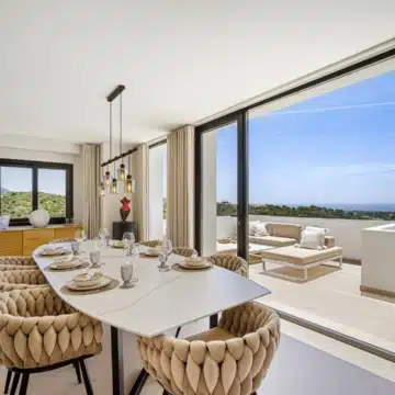 Mediterranean villa in the prestigious enclave of Las Lomas de Nueva Andalucía Picture 2