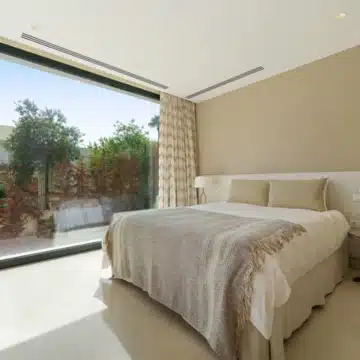 Frontline golf villa with uninterrupted views in the heart of Nueva Andalucía, Marbella Picture 14