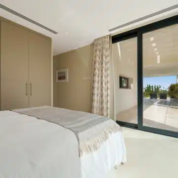 Frontline golf villa with uninterrupted views in the heart of Nueva Andalucía, Marbella Picture 15