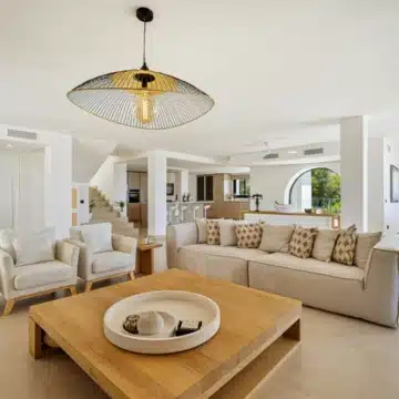 Mediterranean villa in the prestigious enclave of Las Lomas de Nueva Andalucía Picture 1