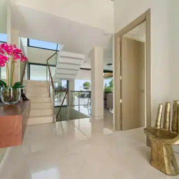 Frontline golf villa with uninterrupted views in the heart of Nueva Andalucía, Marbella Picture 16