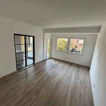 Fully Renovated Apartment with Terrace in Paseo de los Tilos, Málaga Picture 2