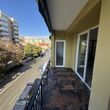 Fully Renovated Apartment with Terrace in Paseo de los Tilos, Málaga Picture 3