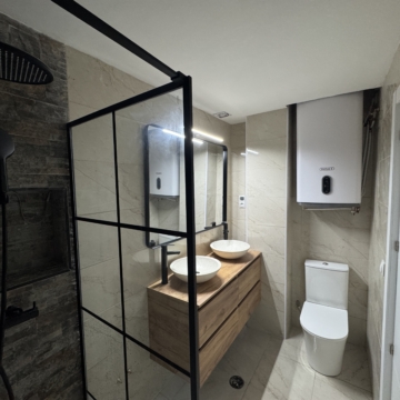 Fully Renovated Apartment with Terrace in Paseo de los Tilos, Málaga Picture 17