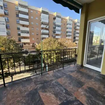 Fully Renovated Apartment with Terrace in Paseo de los Tilos, Málaga Picture 4