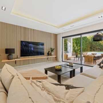 Beautifully presented contemporary villa in the sought-after area of Nueva Andalucía, Marbella Picture 0