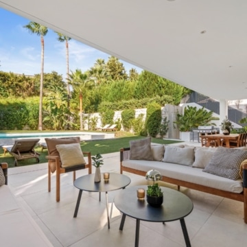 Beautifully presented contemporary villa in the sought-after area of Nueva Andalucía, Marbella Picture 1