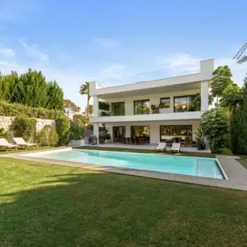 Beautifully presented contemporary villa in the sought-after area of Nueva Andalucía, Marbella Picture 14