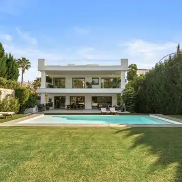 Beautifully presented contemporary villa in the sought-after area of Nueva Andalucía, Marbella Picture 15