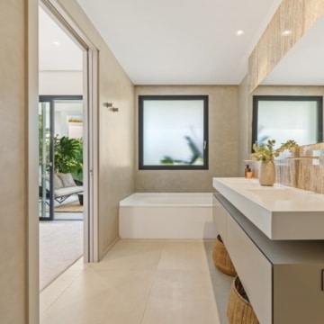Beautifully presented contemporary villa in the sought-after area of Nueva Andalucía, Marbella Picture 19