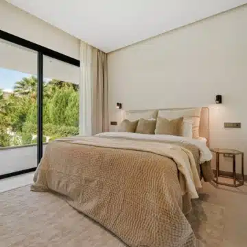 Beautifully presented contemporary villa in the sought-after area of Nueva Andalucía, Marbella Picture 3