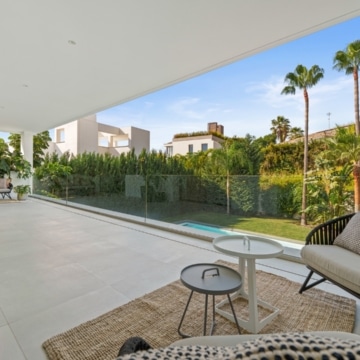 Beautifully presented contemporary villa in the sought-after area of Nueva Andalucía, Marbella Picture 24