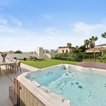 Beautifully presented contemporary villa in the sought-after area of Nueva Andalucía, Marbella Picture 25