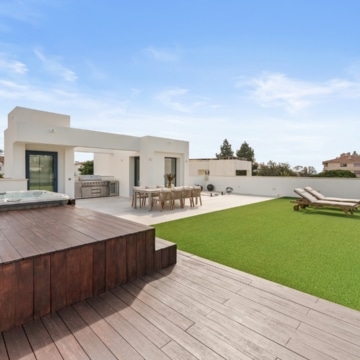 Beautifully presented contemporary villa in the sought-after area of Nueva Andalucía, Marbella Picture 26