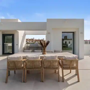 Beautifully presented contemporary villa in the sought-after area of Nueva Andalucía, Marbella Picture 27