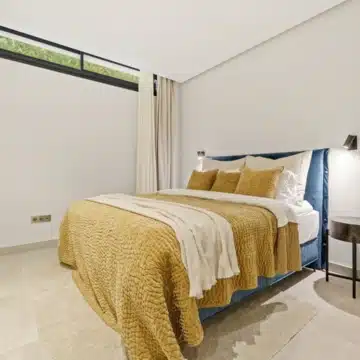 Beautifully presented contemporary villa in the sought-after area of Nueva Andalucía, Marbella Picture 30