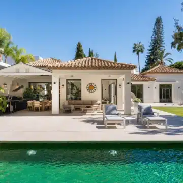 Luxury five bedroom villa within the prestigious Golf Valley of La Cerquilla, Nueva Andalucía Picture 1