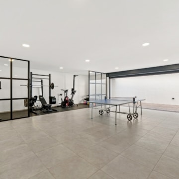Beautifully presented contemporary villa in the sought-after area of Nueva Andalucía, Marbella Picture 33