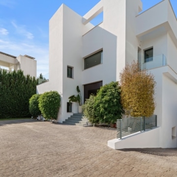 Beautifully presented contemporary villa in the sought-after area of Nueva Andalucía, Marbella Picture 34