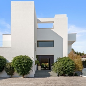 Beautifully presented contemporary villa in the sought-after area of Nueva Andalucía, Marbella Picture 35