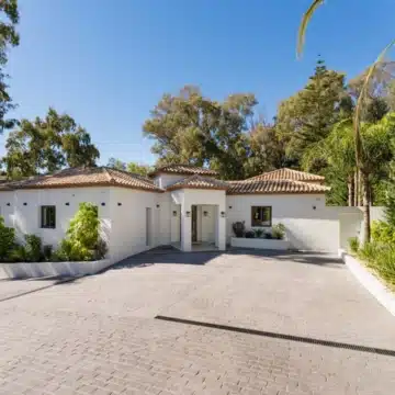 Luxury five bedroom villa within the prestigious Golf Valley of La Cerquilla, Nueva Andalucía Picture 37