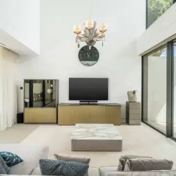 Semi-detached villa with panoramic sea views in the heart of Nueva Andalucía, Marbella Picture 3