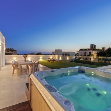Beautifully presented contemporary villa in the sought-after area of Nueva Andalucía, Marbella Picture 41
