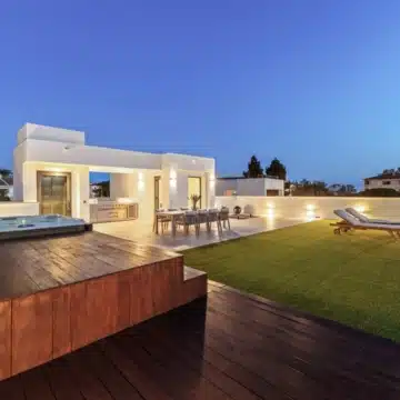 Beautifully presented contemporary villa in the sought-after area of Nueva Andalucía, Marbella Picture 42