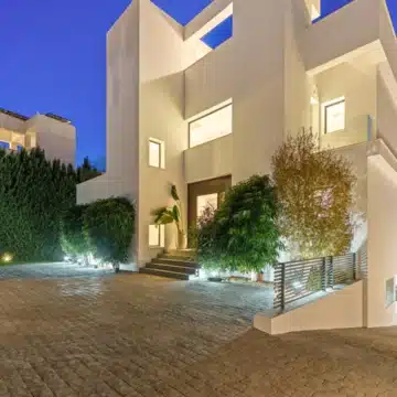Beautifully presented contemporary villa in the sought-after area of Nueva Andalucía, Marbella Picture 46