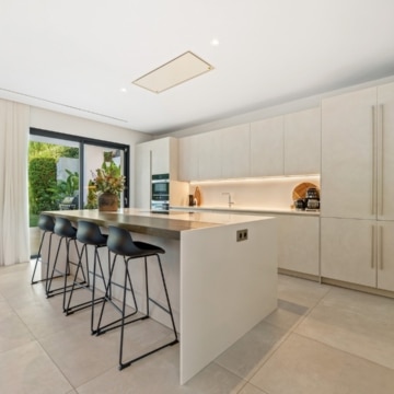Beautifully presented contemporary villa in the sought-after area of Nueva Andalucía, Marbella Picture 5