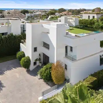 Beautifully presented contemporary villa in the sought-after area of Nueva Andalucía, Marbella Picture 49