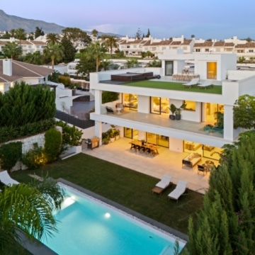 Beautifully presented contemporary villa in the sought-after area of Nueva Andalucía, Marbella Picture 50