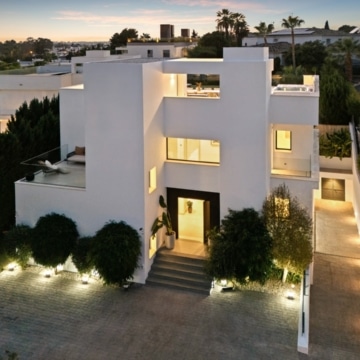 Beautifully presented contemporary villa in the sought-after area of Nueva Andalucía, Marbella Picture 52