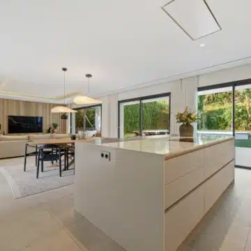 Beautifully presented contemporary villa in the sought-after area of Nueva Andalucía, Marbella Picture 6
