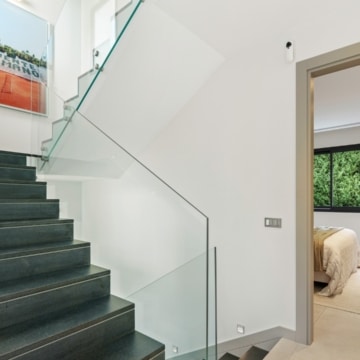 Beautifully presented contemporary villa in the sought-after area of Nueva Andalucía, Marbella Picture 7