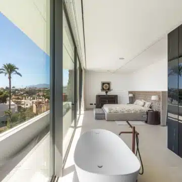 Semi-detached villa with panoramic sea views in the heart of Nueva Andalucía, Marbella Picture 6