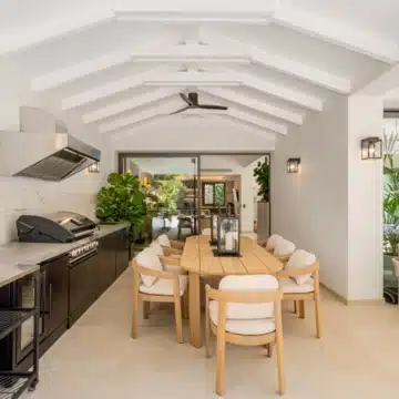 Luxury five bedroom villa within the prestigious Golf Valley of La Cerquilla, Nueva Andalucía Picture 4