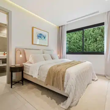 Beautifully presented contemporary villa in the sought-after area of Nueva Andalucía, Marbella Picture 9